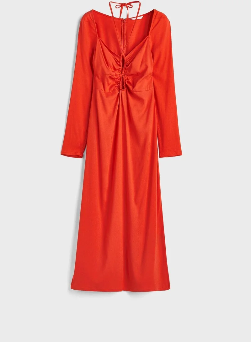 اتش اند ام فستان بياقة رسن ومزين بفتحات